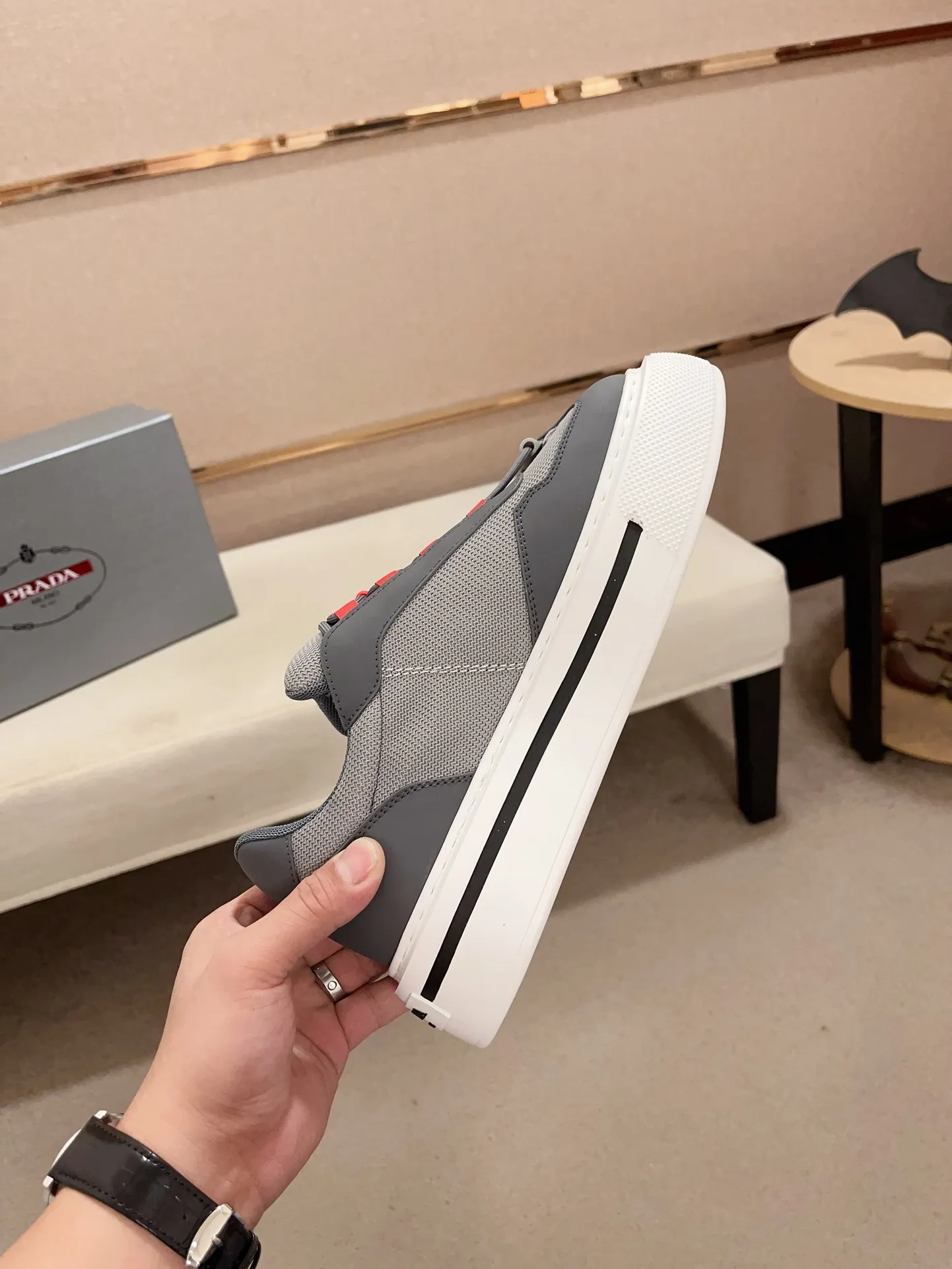 Men's shoes 💰 580💰 ✔️✔️✔️High-quality new PRADA counters are launched at the same time. The new men's shoes and 😘fabrics are selected from first-layer cowhide and are made by pure handicrafts. Lining: Full cowhide lining. 👍🏿 High-end ☄️ air-cushion molded anti-slip rubber outsole, exquisite lines, simple and elegant, comfortable and high-end for leisure travel. Code number: 38 to 44